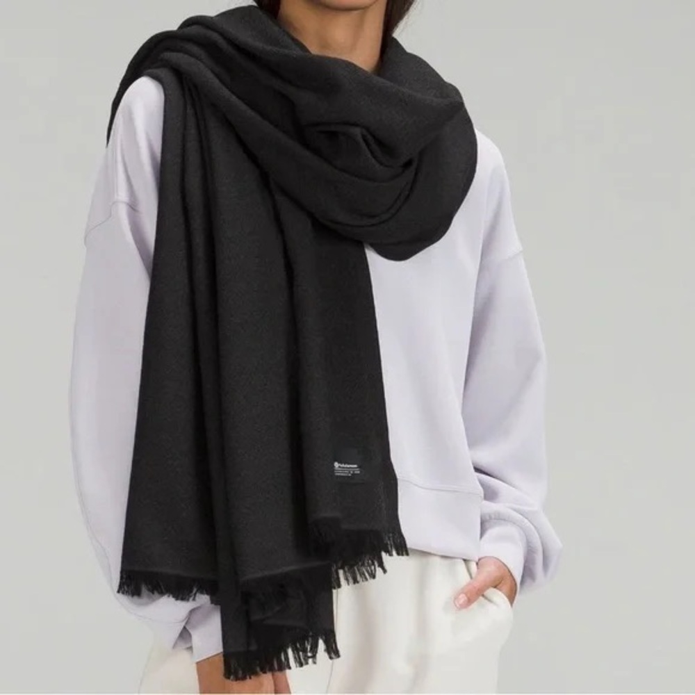 NWT Lululemon Woven 100% Wool Scarf
Black / Graphite Grey